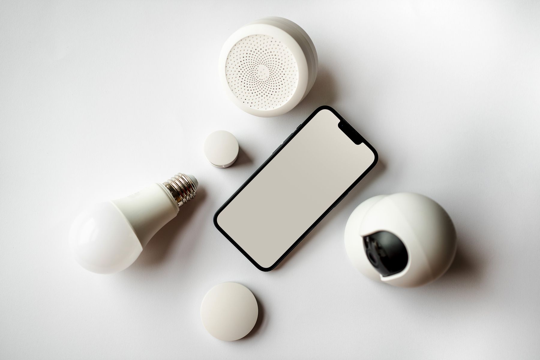 matériel électronique et accessoires high-tech présentés côte à côte