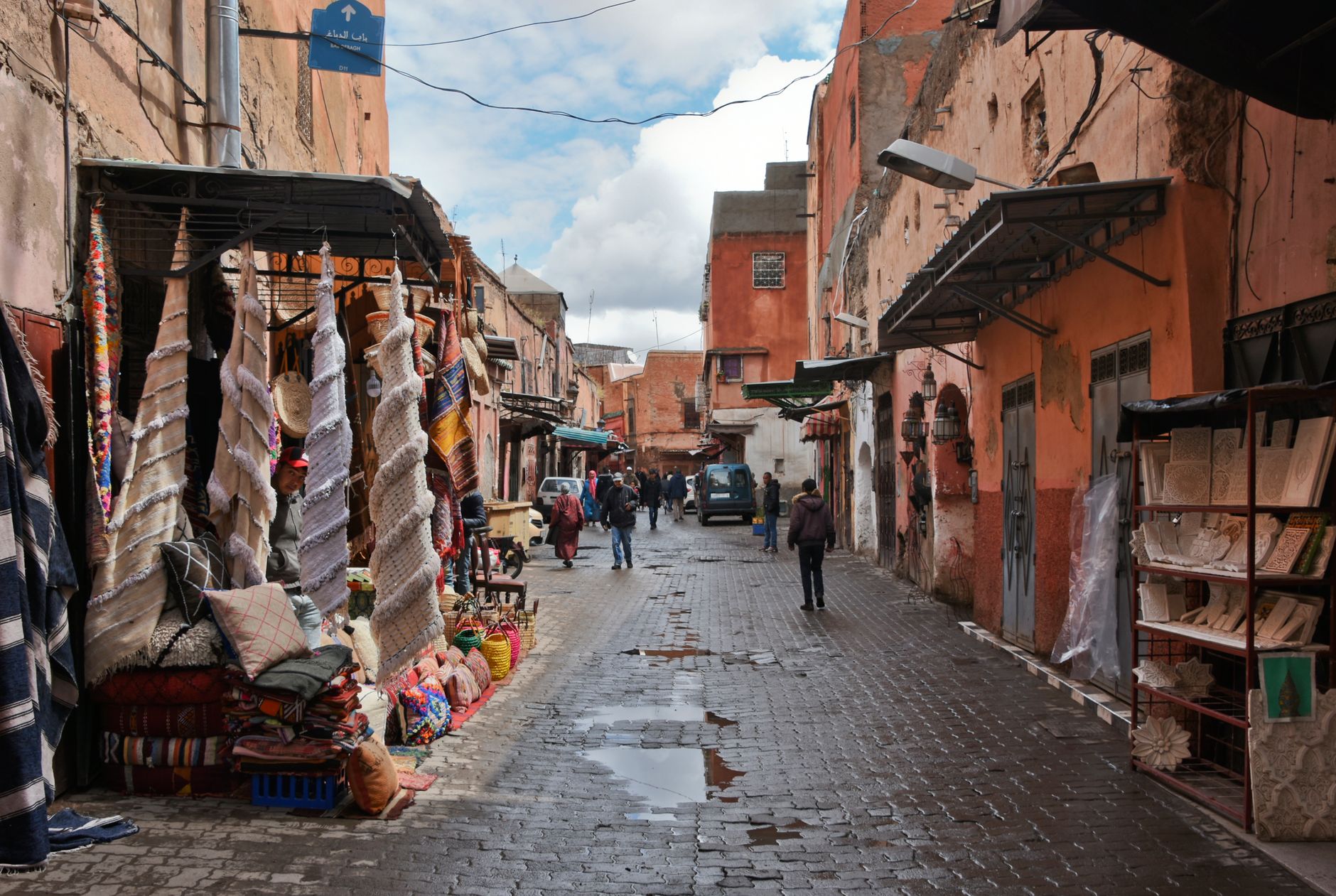 ruelle animée d'une médina à Marrakech, au Maroc