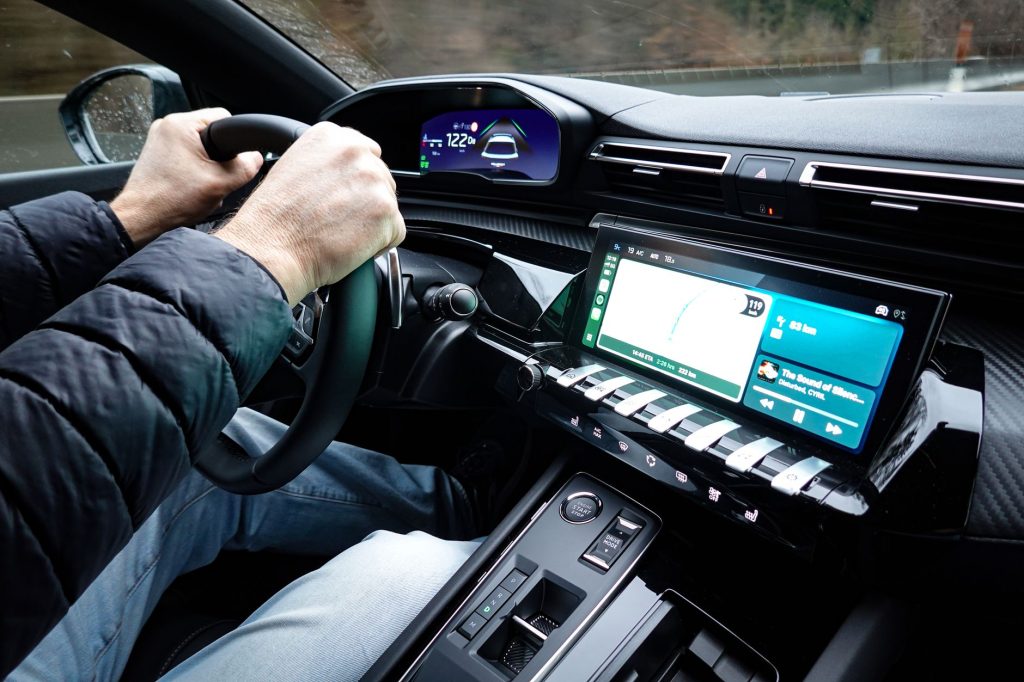Votre budget auto en danger : la France prête à taxer les kilomètres des voitures électriques ?