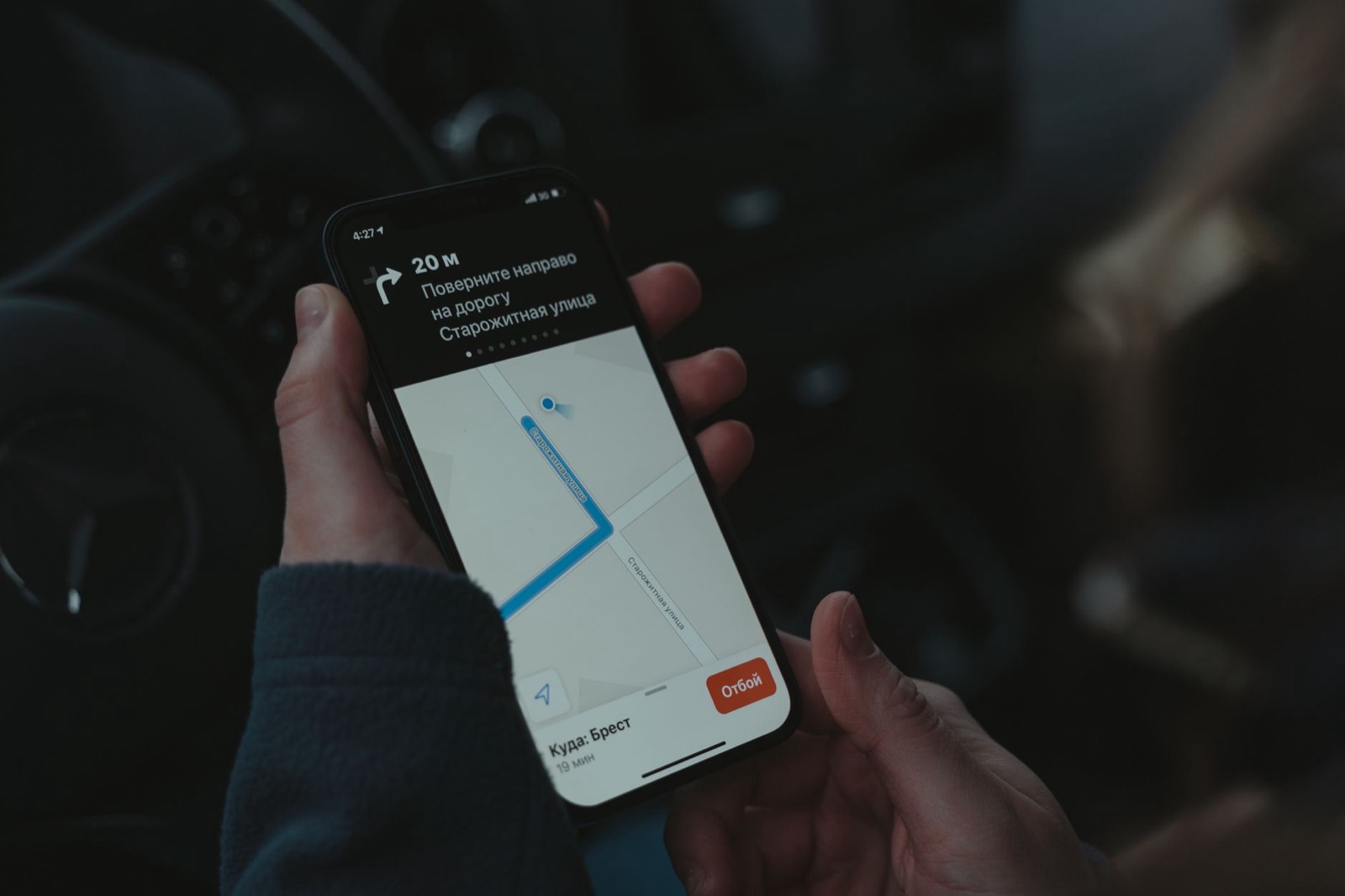 Smartphone affichant une carte et des résultats de recherche locale