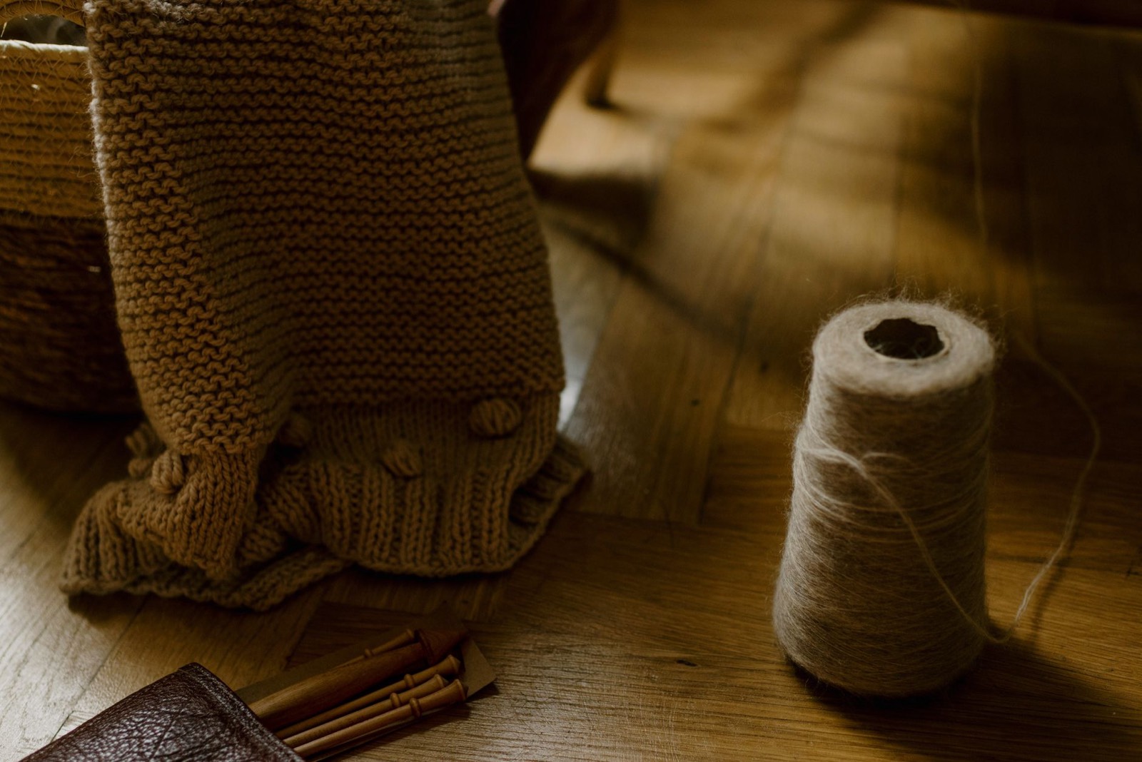 panier en osier avec plaid en laine fait main posé sur une table