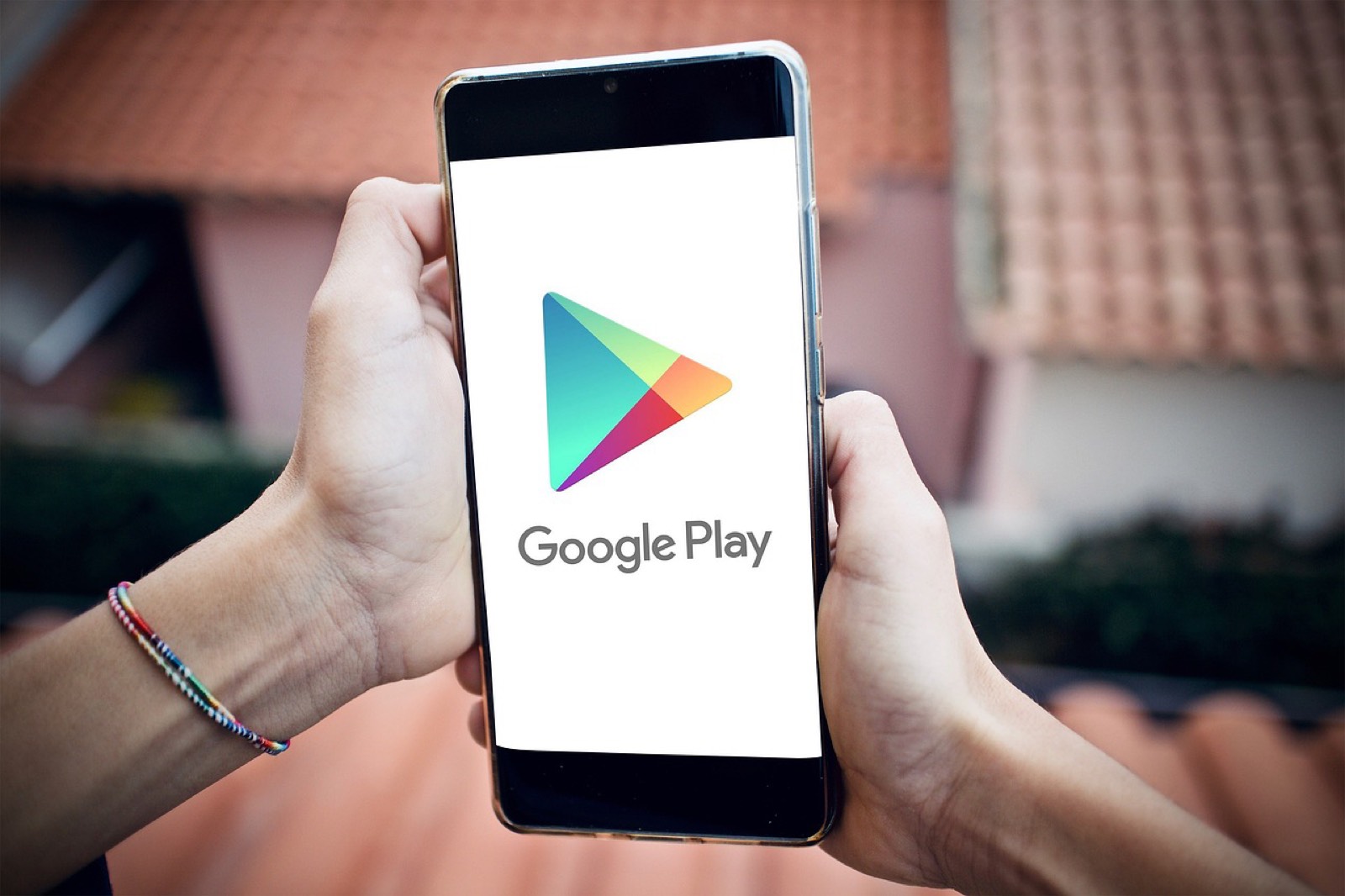 patient qui consulte les avis Google d'un médecin sur son téléphone
