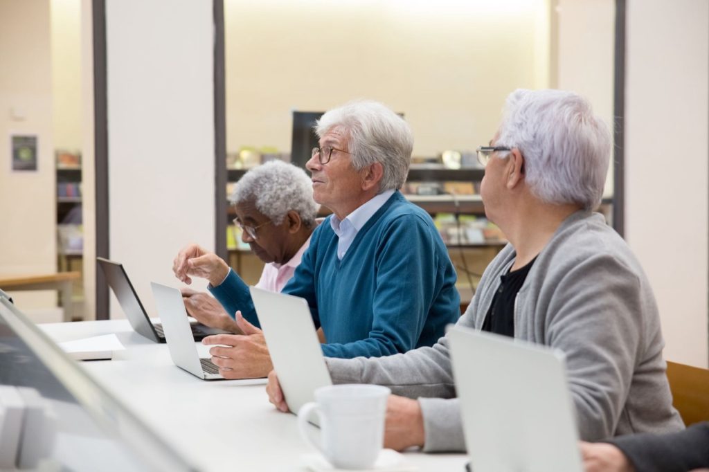 Choisir un organisme de formation informatique pour senior