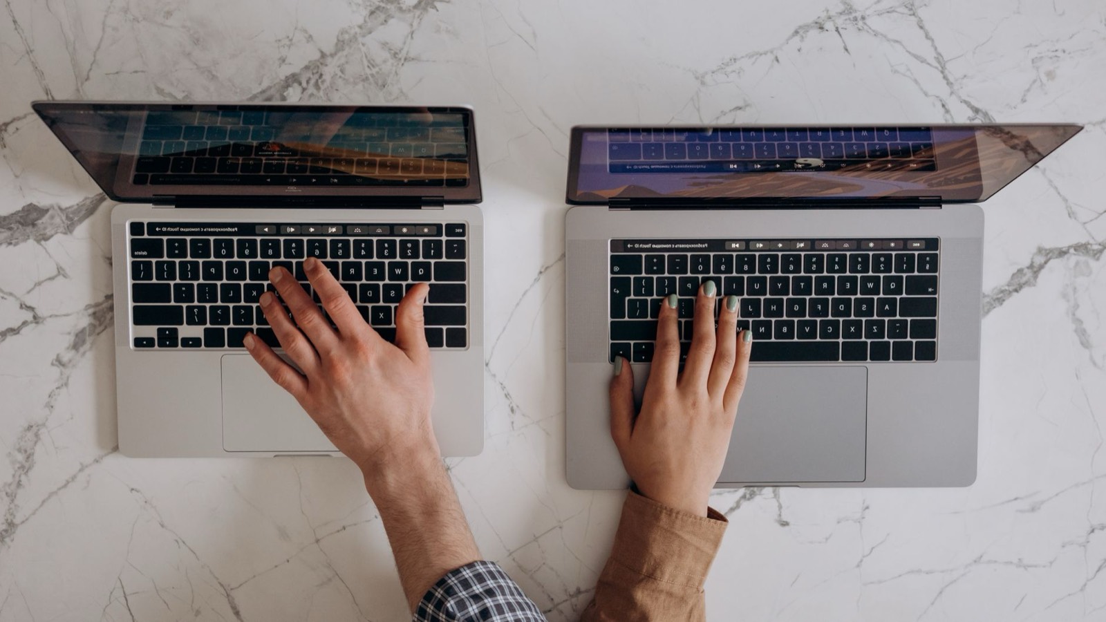 Personne comparant des fiches techniques d'ordinateurs portables sur un écran