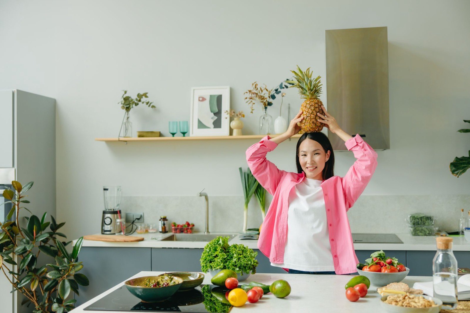 Personne sentant la base d'un ananas pour vérifier sa maturité