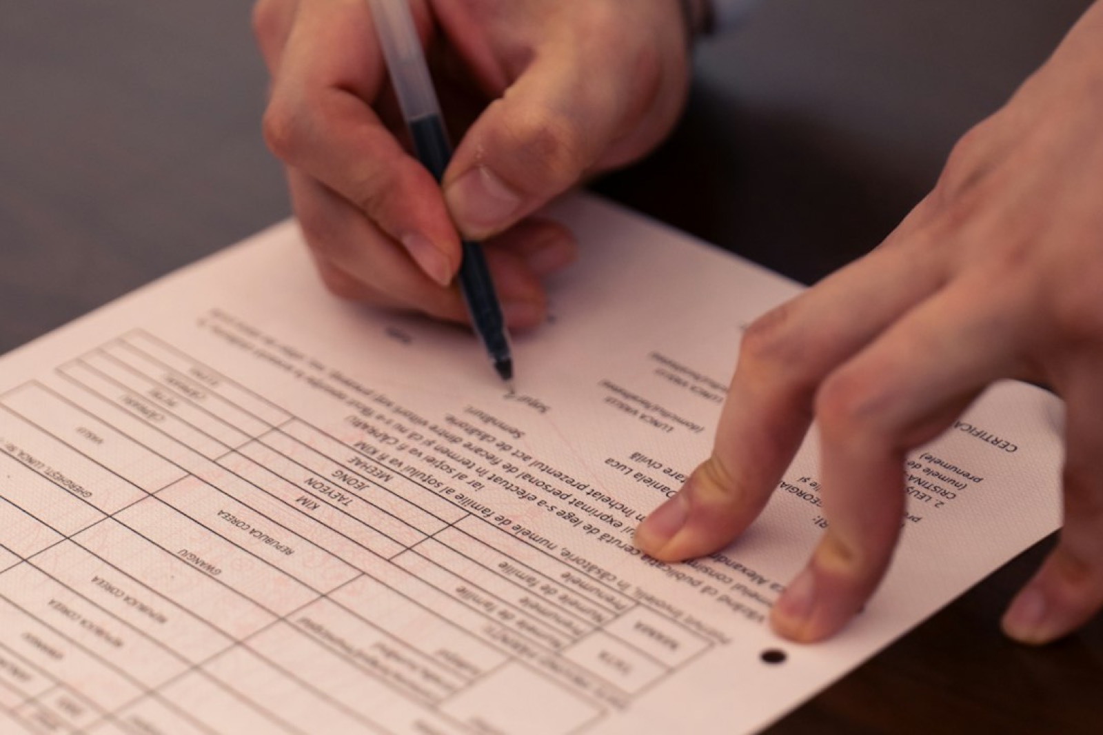 Un artisan signe un document de devis sur un chantier