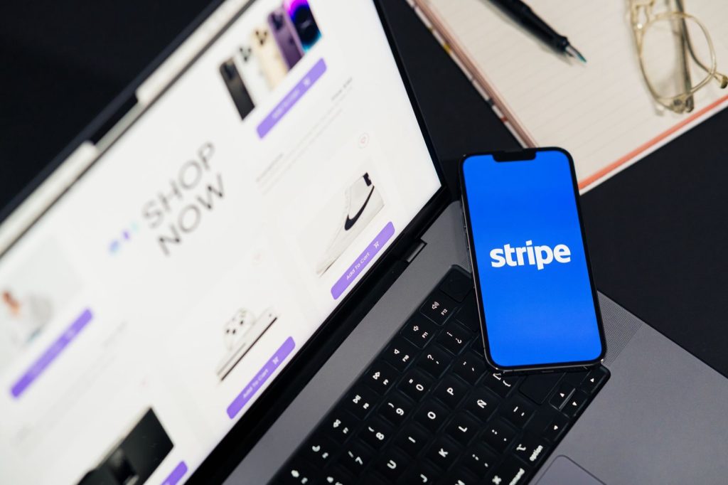 Créer un site internet de vente : vitrine ou boutique en ligne ?