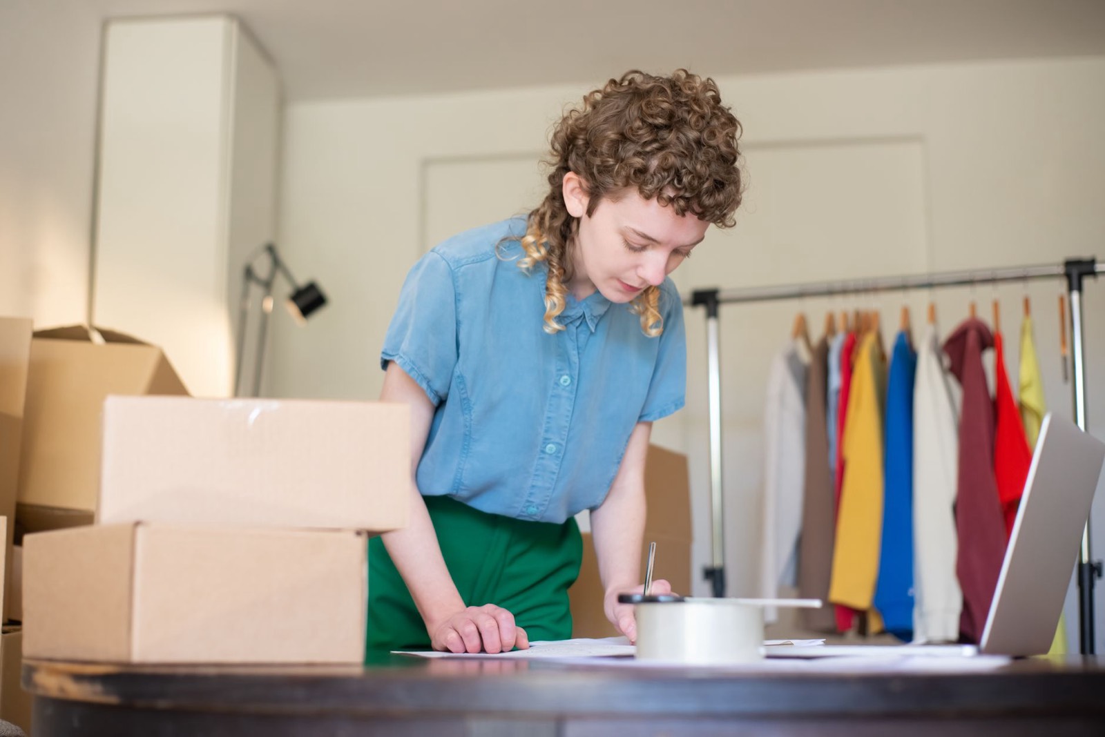 petite entreprise préparant des colis pour la vente en ligne