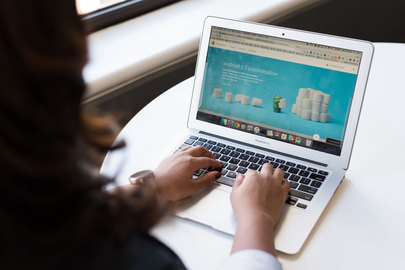 entrepreneur travaillant sur son ordinateur pour créer son site internet