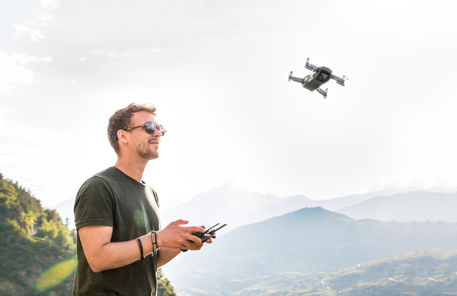 pilote de drone professionnel en train de régler sa télécommande avant un vol lors d'un événement d'entreprise