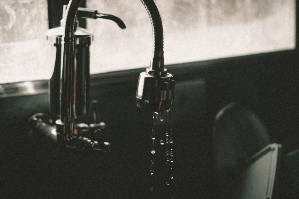 Eau calcaire à la maison : les signes à repérer avant la panne