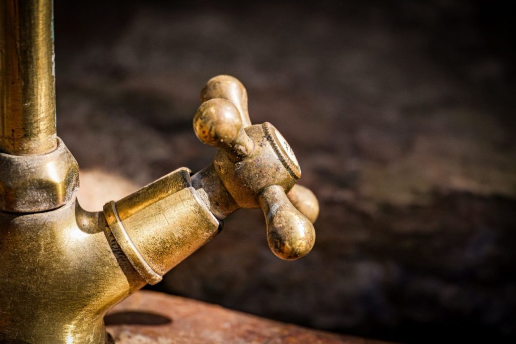 Eau calcaire à la maison : les signes avant que l&rsquo;adoucisseur ne lâche