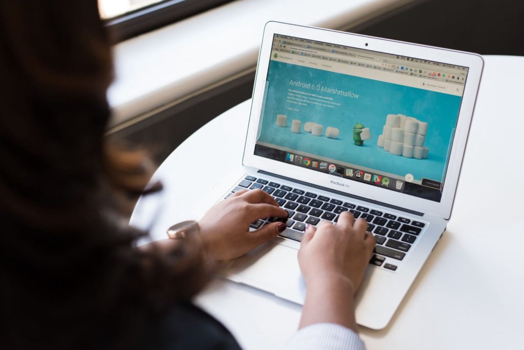 Faire créer son site internet : les outils numériques à préparer avant