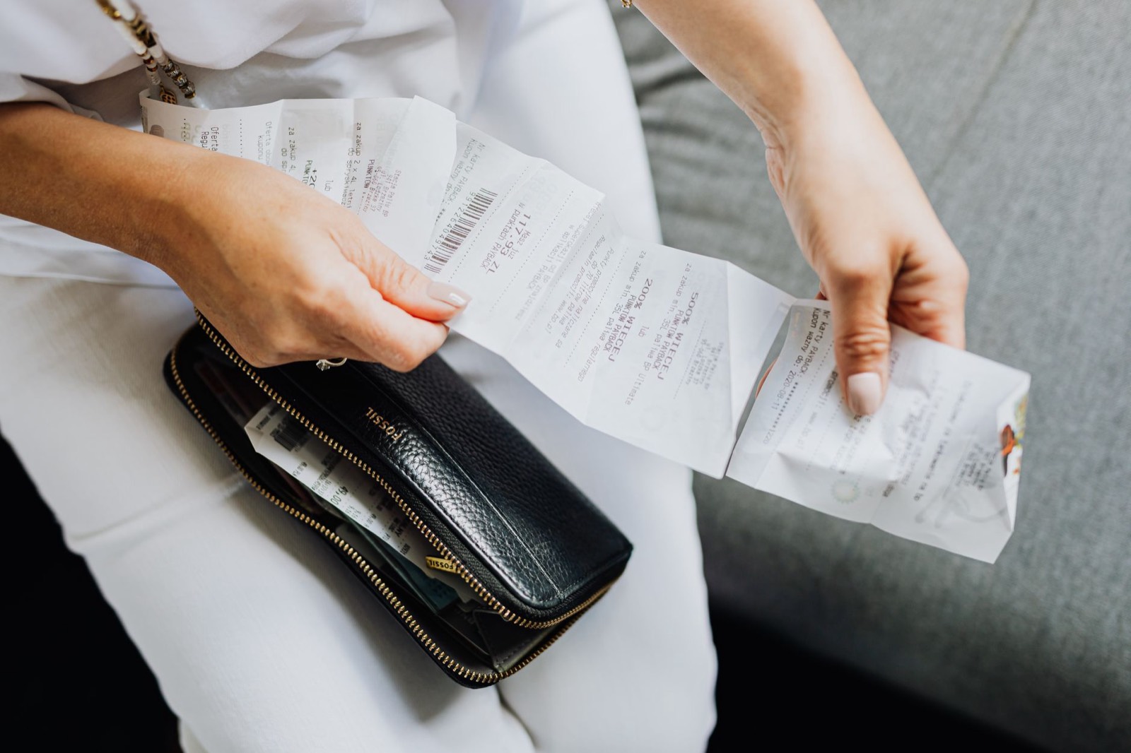 client vérifiant un ticket de caisse après un achat en promotion