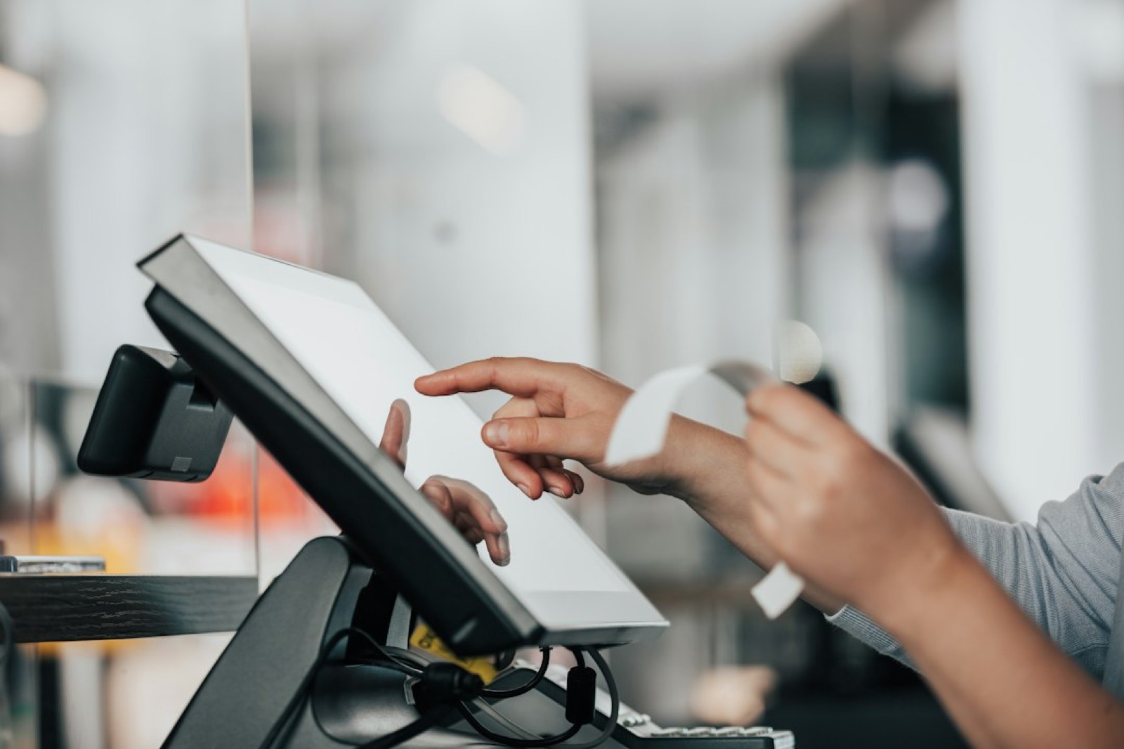 client vérifiant un ticket de caisse avec une étiquette de réduction