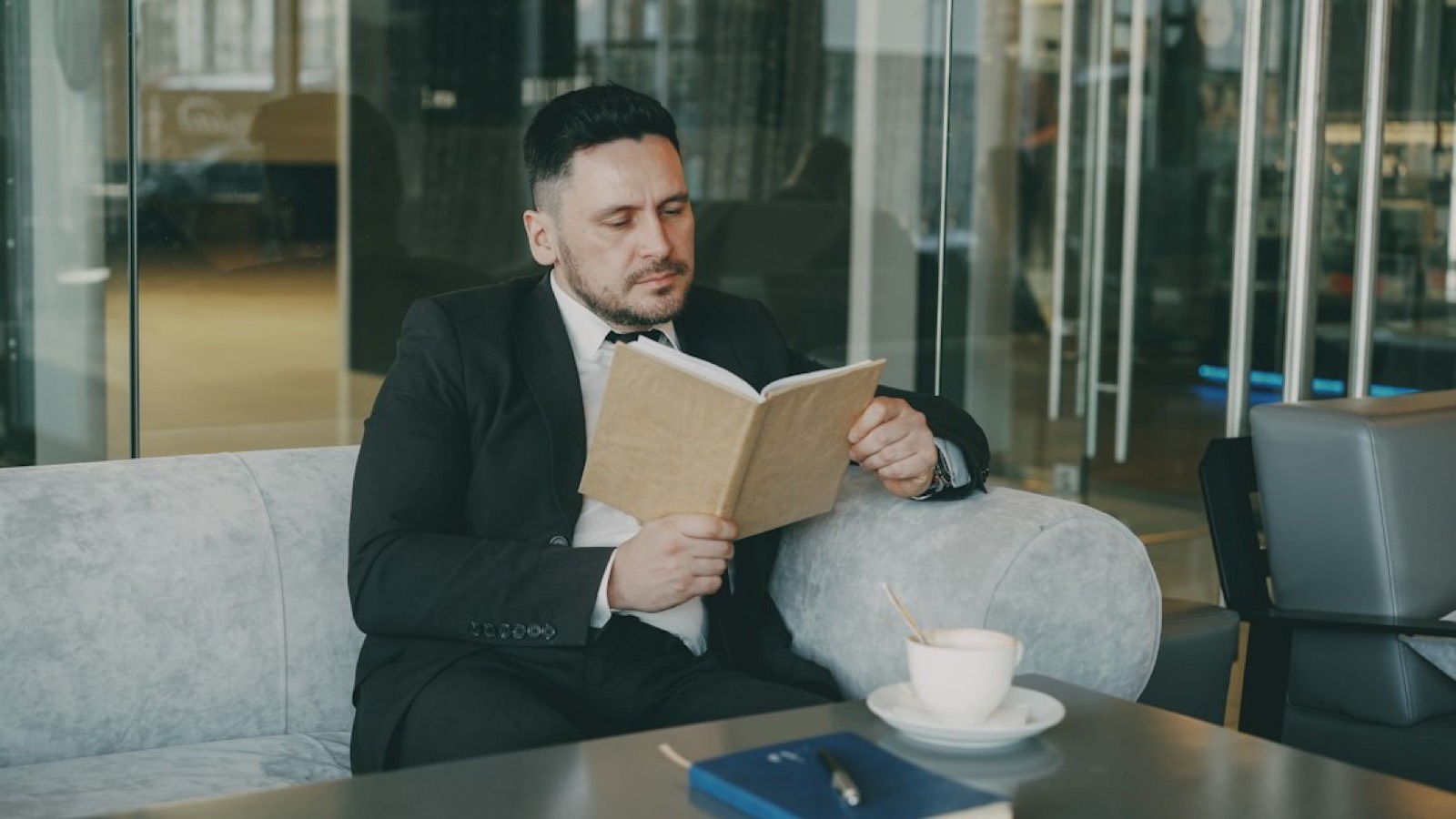 Salarié consultant une brochure de formation professionnelle