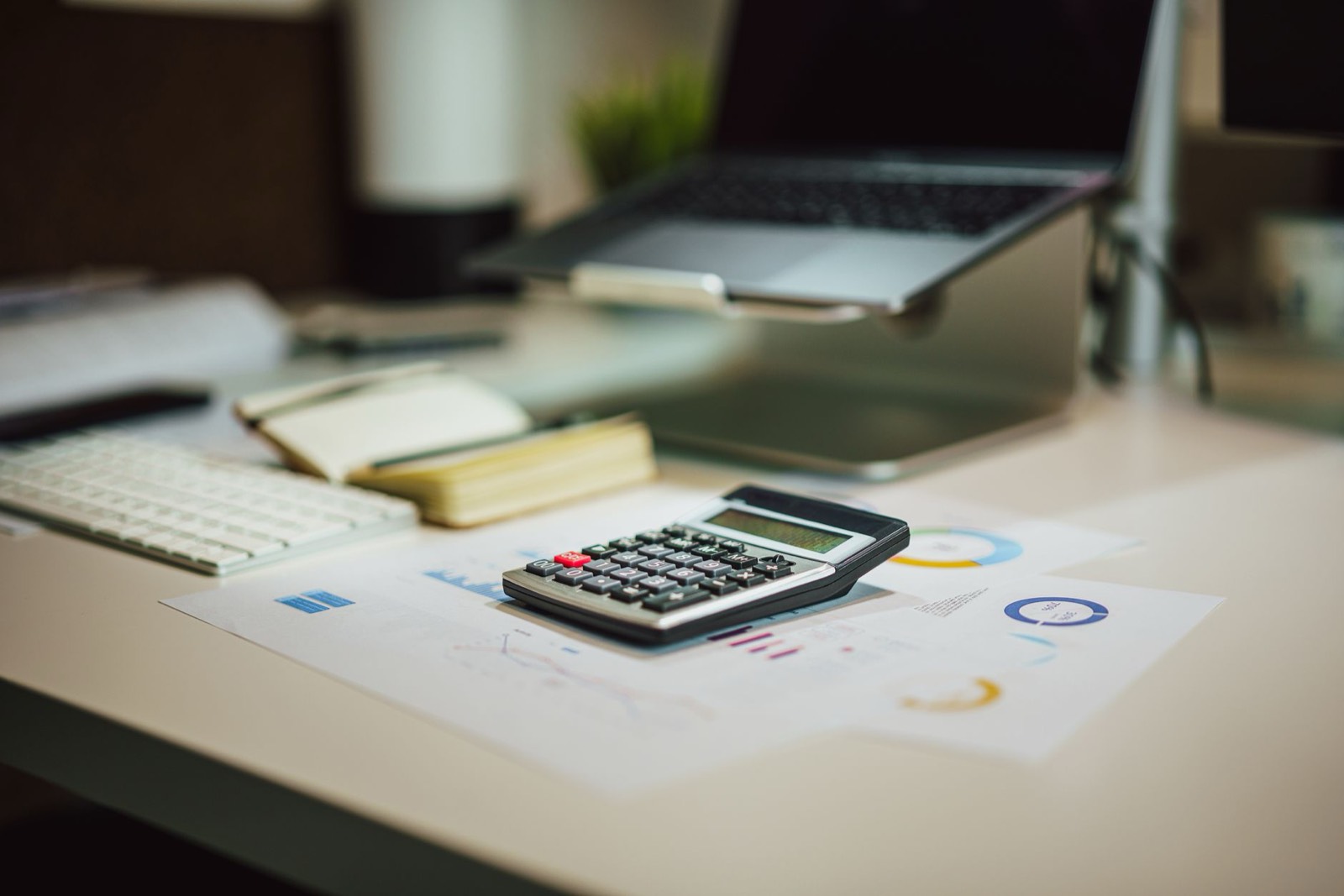 Comparaison d'étiquettes de prix sur un bureau avec une calculatrice