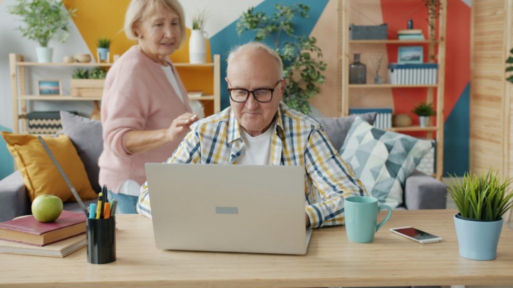 Formation informatique senior : bien choisir son organisme