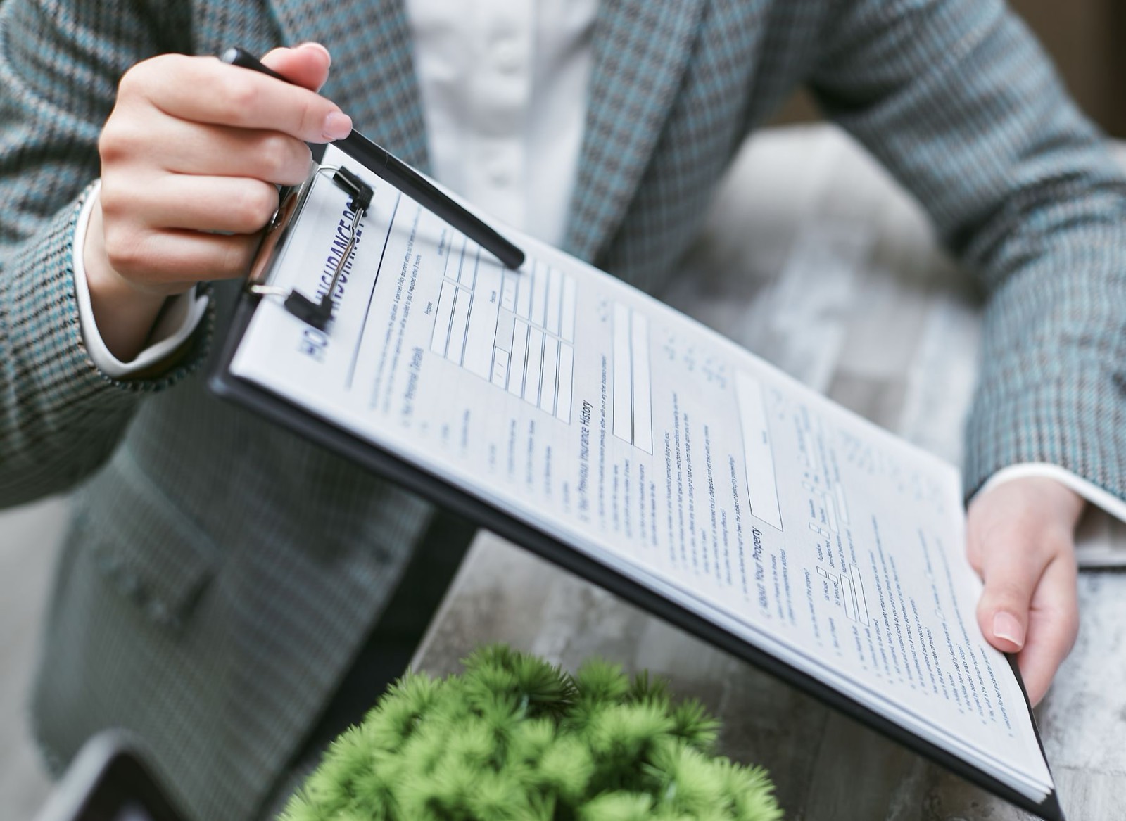 formulaire de déclaration de sinistre dégât des eaux rempli à côté de documents d'assurance habitation