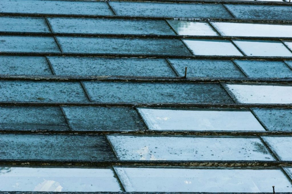 Fuite de toiture : que faire dans l&rsquo;heure, avant le couvreur