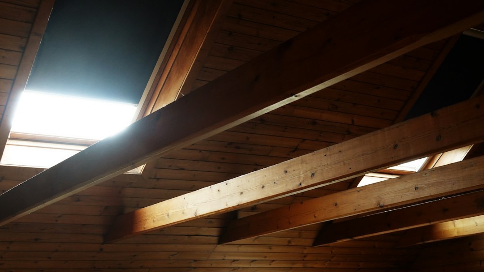 Auréole d'humidité sur un plafond de combles signalant une fuite de toiture