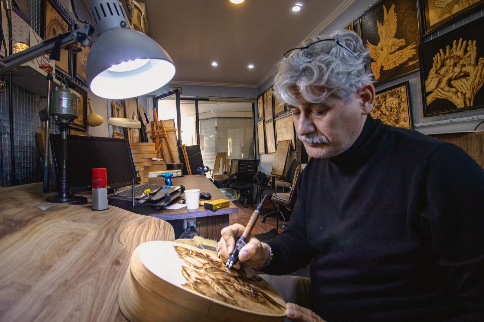 Table d'artisan avec objet en bois gravé pour cadeau personnalisé fait main