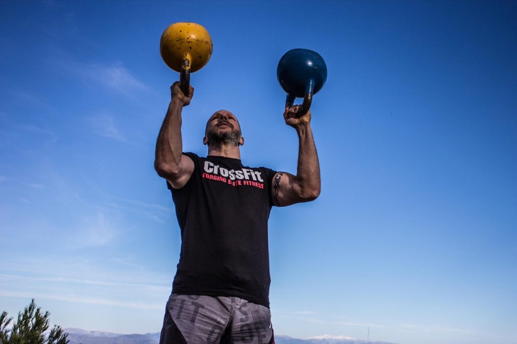 Kettlebell swing américain ou russe : lequel choisir chez soi ?
