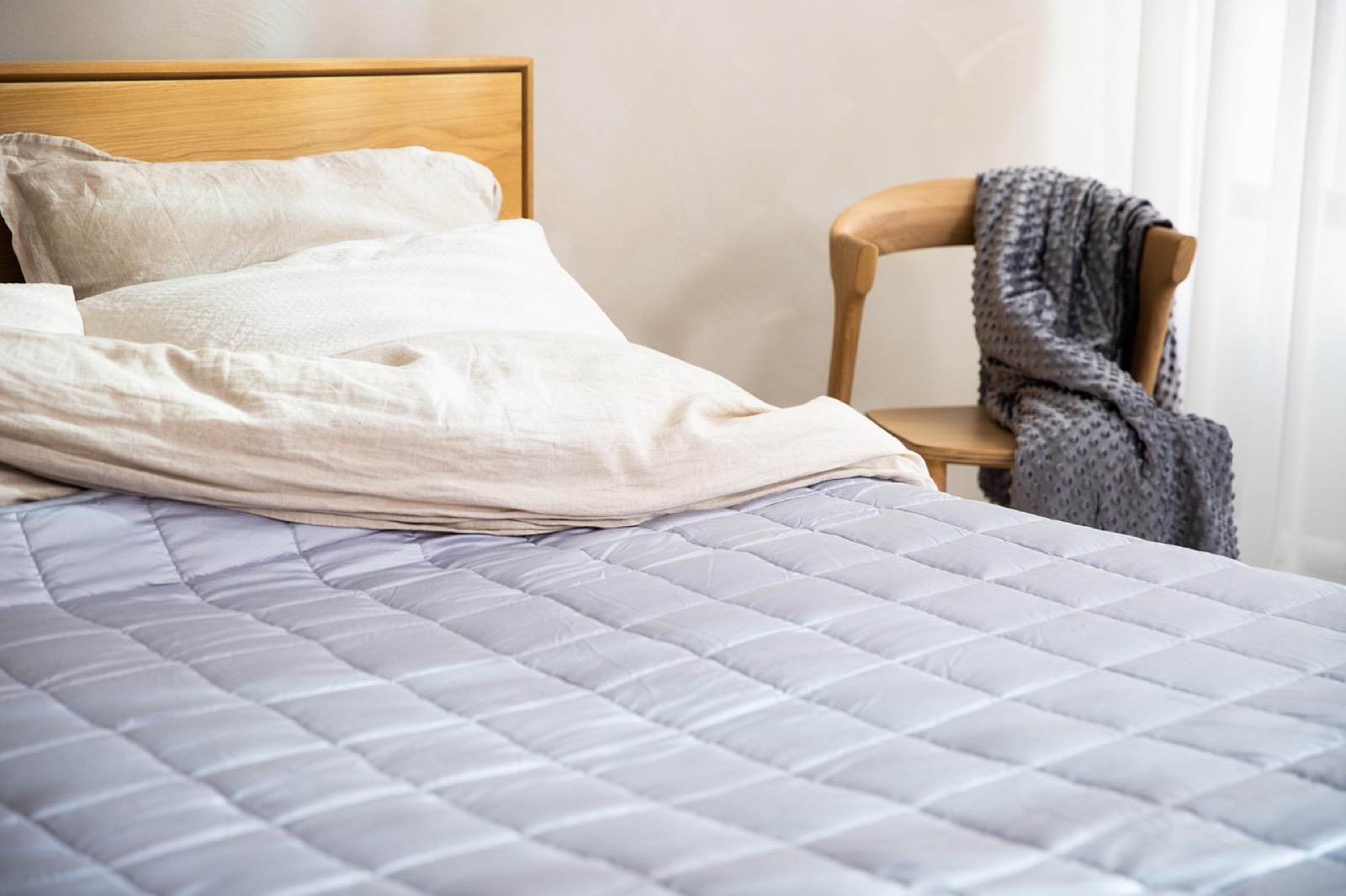 Main appuyée sur un matelas en mousse à mémoire de forme qui garde l'empreinte