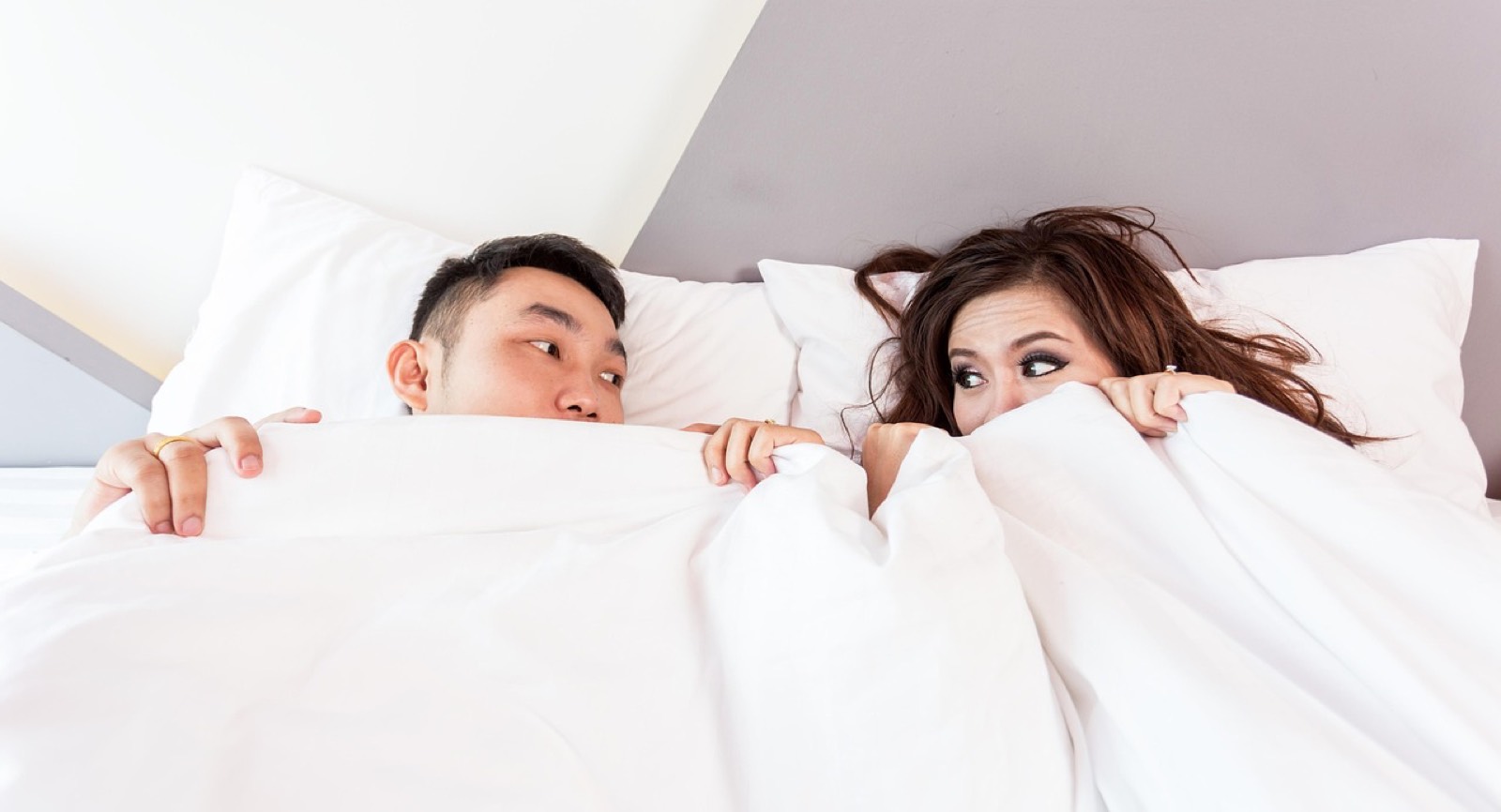 Personne endormie sur le côté dans un lit, épaule posée sur le matelas