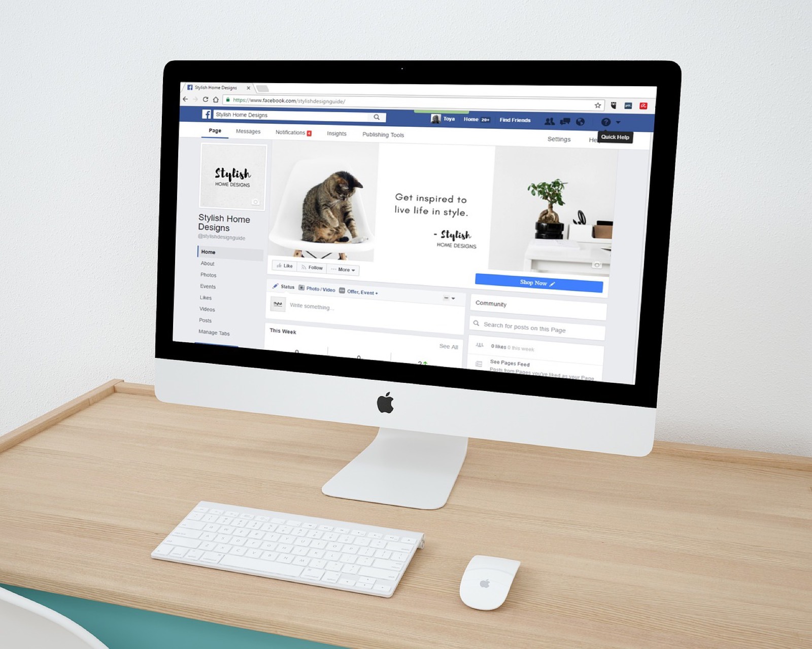 ordinateur portable avec un calendrier de publication pour les réseaux sociaux
