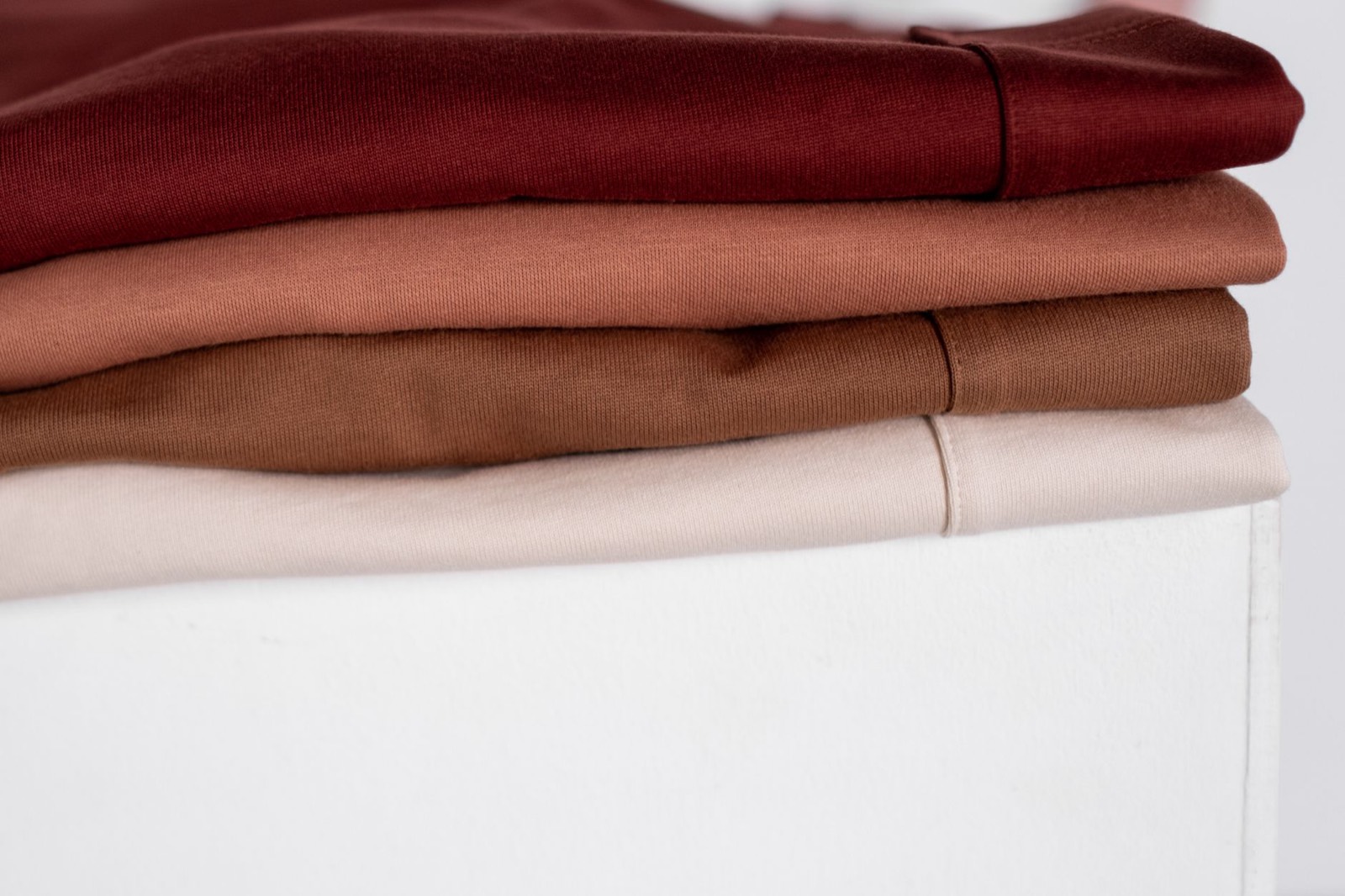 Polos en coton pliés, texture du tissu visible