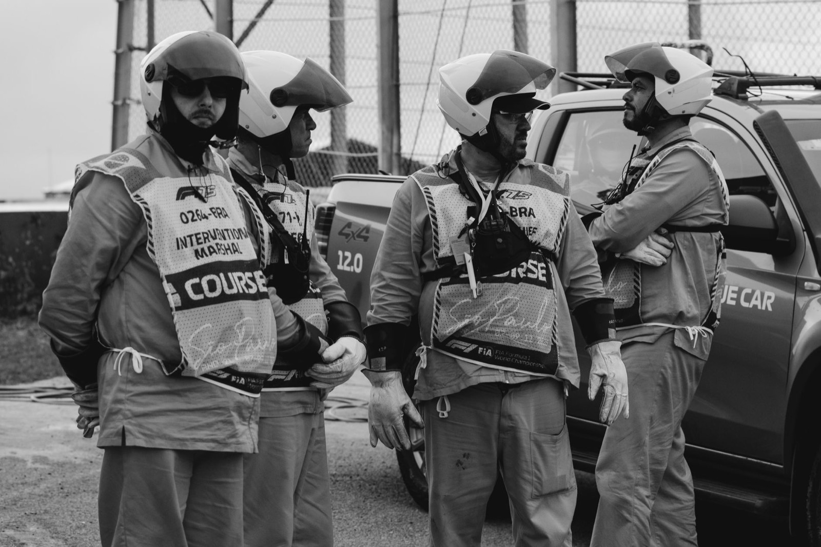 Bénévole en gilet réfléchissant à un point de contrôle de rallye