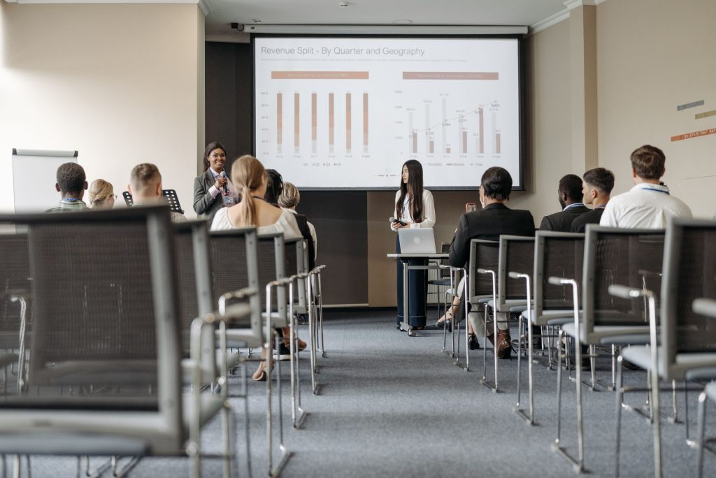 Conférence ou séminaire : quel format choisir pour votre événement ?