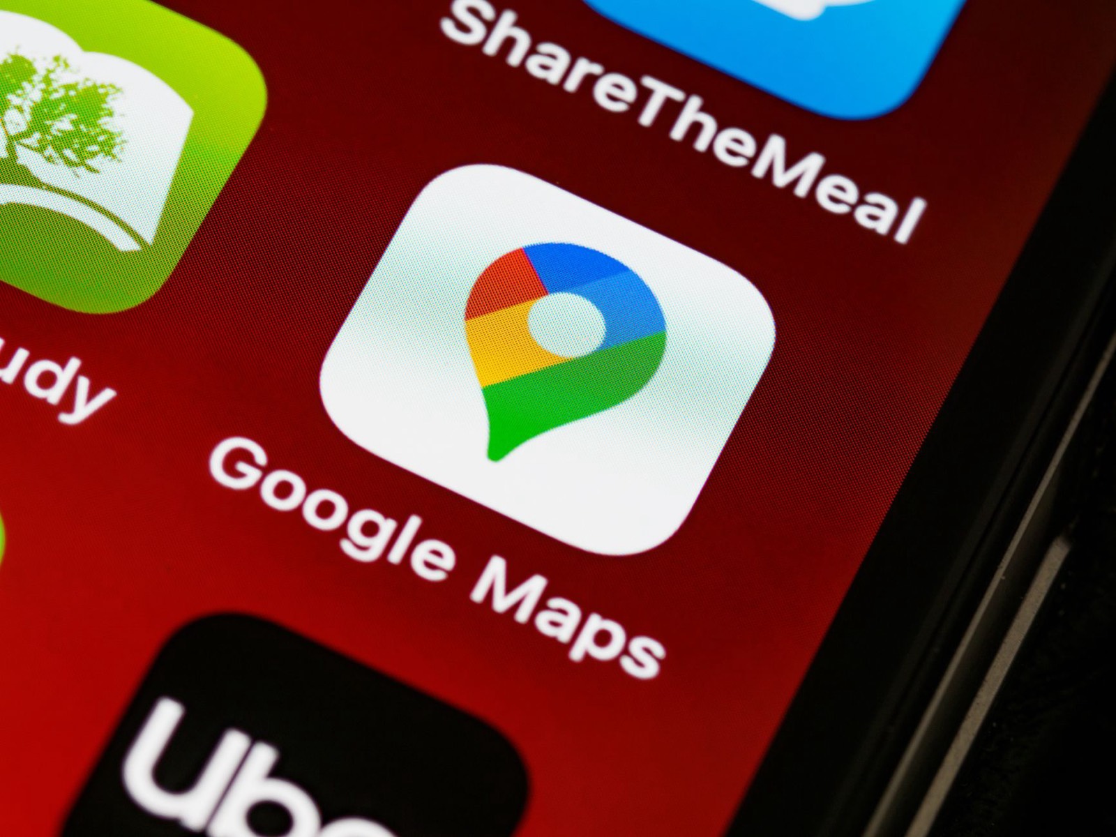 Carte avec une épingle de localisation affichée sur un smartphone, près de l'adresse d'un cabinet médical